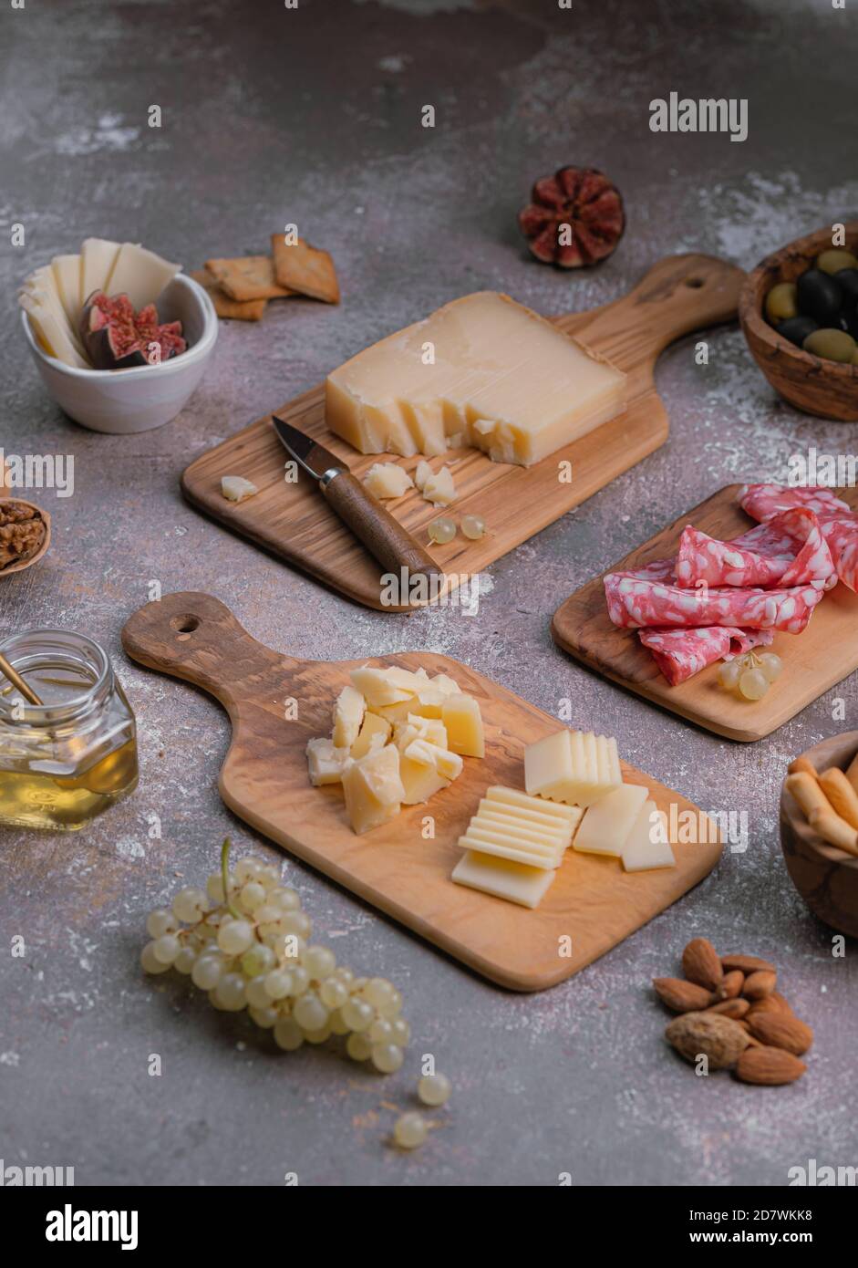 Petites planches pleines de fromage, de saumi, de noix et de raisins Banque D'Images