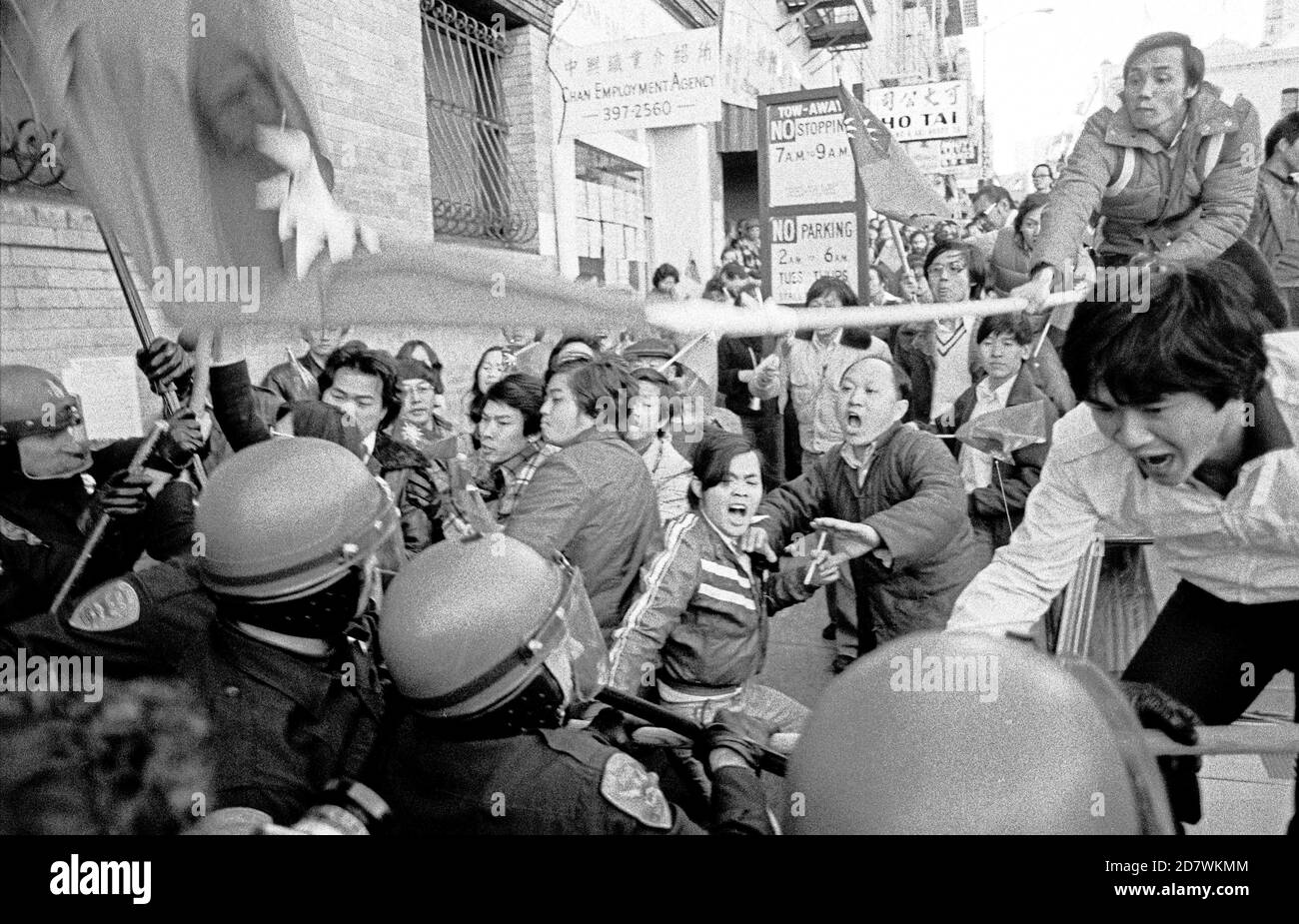La police de San Francisco fait face à des manifestants dans Chinatown opposés à la reconnaissance par les États-Unis de la République populaire communiste de Chine le 1er janvier 1979 Banque D'Images