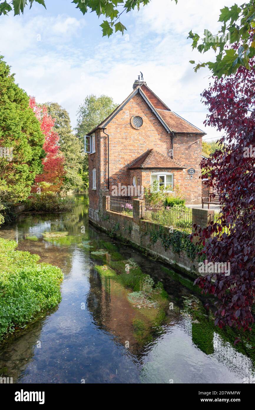 Forge Cottage on River Dun, Bridge Street, Hungerford, Berkshire, Angleterre, Royaume-Uni Banque D'Images