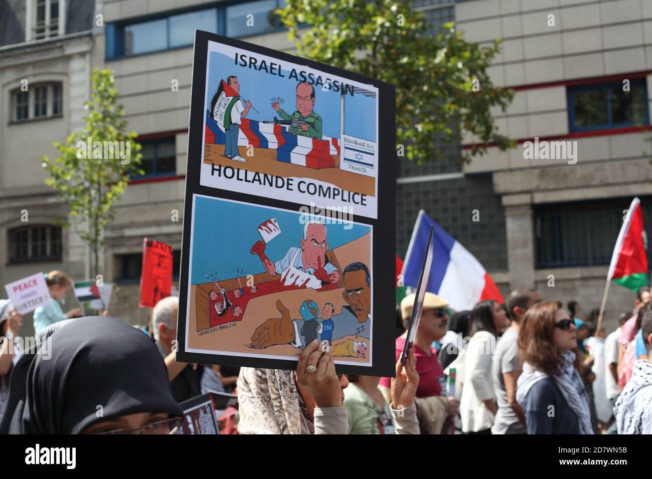 Manifestation pro-palestinienne à Paris en faveur du peuple de Gaza à la suite de l'offensive israélienne qui a coûté la vie à 1,600 personnes Palestiniens Banque D'Images