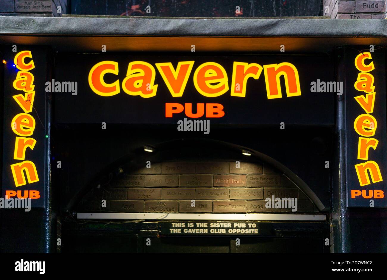 L'entrée du Cavern Pub en face du célèbre Cavern Club sur Mathew Street à Liverpool, Angleterre Royaume-Uni Banque D'Images