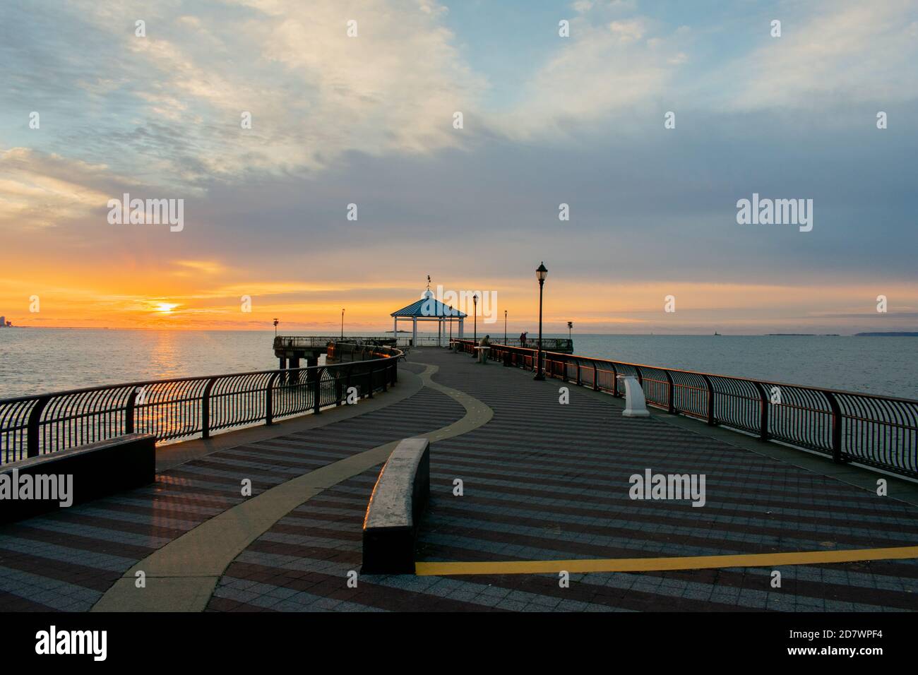Lever du soleil depuis la plage de midland Staten Island Banque D'Images