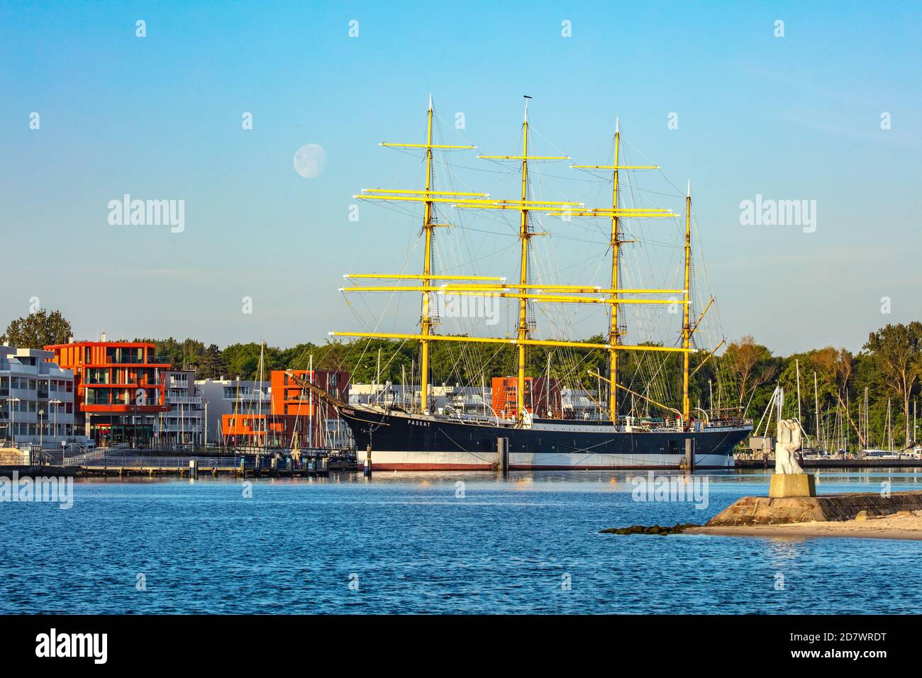 Travemünde. Blick über die Trave zur Viermastbark Passat im Passathafen auf dem Travemünder Priwall Banque D'Images