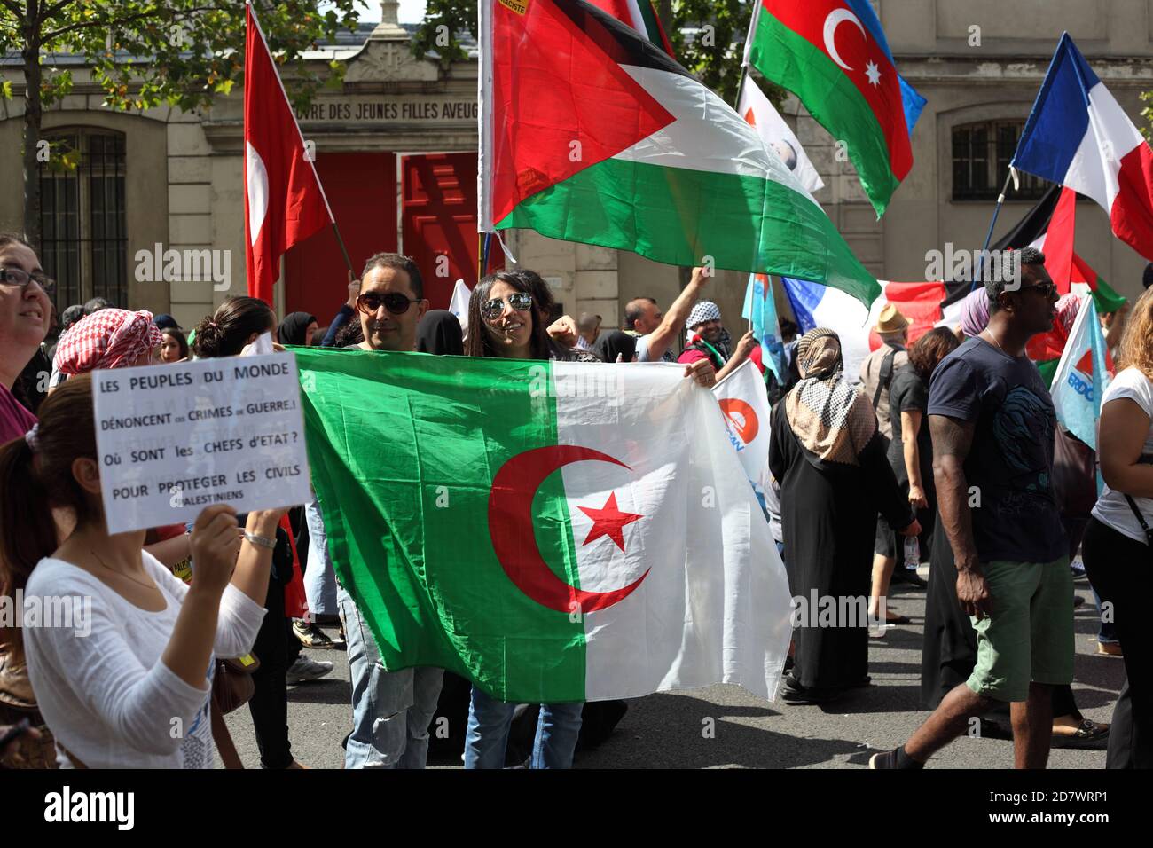 Manifestation pro-palestinienne à Paris en faveur du peuple de Gaza à la suite de l'offensive israélienne qui a coûté la vie à 1,600 personnes Palestiniens Banque D'Images
