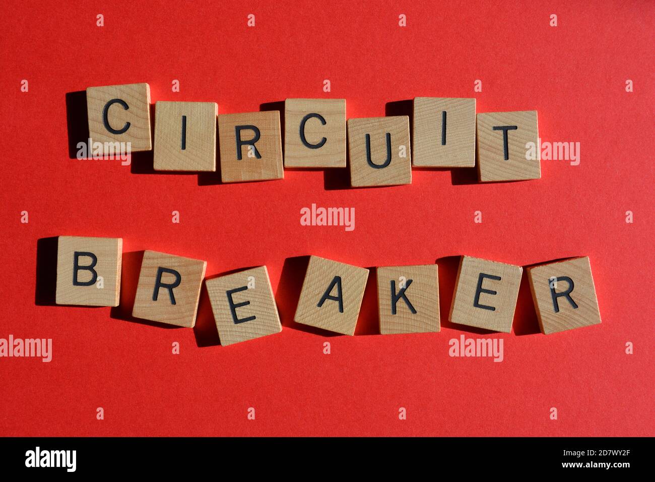 Disjoncteur, mots en lettres de l'alphabet en bois isolés sur fond rouge Banque D'Images