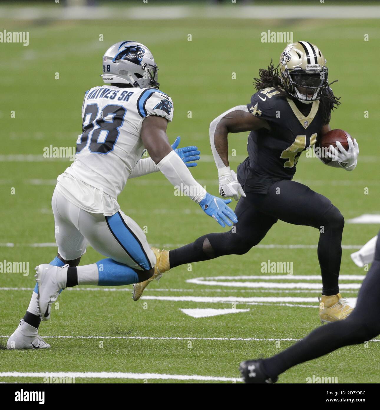 La Nouvelle-Orléans, États-Unis. 25 octobre 2020. Les saints de la Nouvelle-Orléans qui reviennent Alvin Kamara (41) poussent loin de Carolina Panthers, extrémité défensive Marquis Haynes (98) au Louisiana Superdome de la Nouvelle-Orléans le lundi 25 octobre 2020. Photo de AJ Sisco/UPI. Crédit : UPI/Alay Live News Banque D'Images