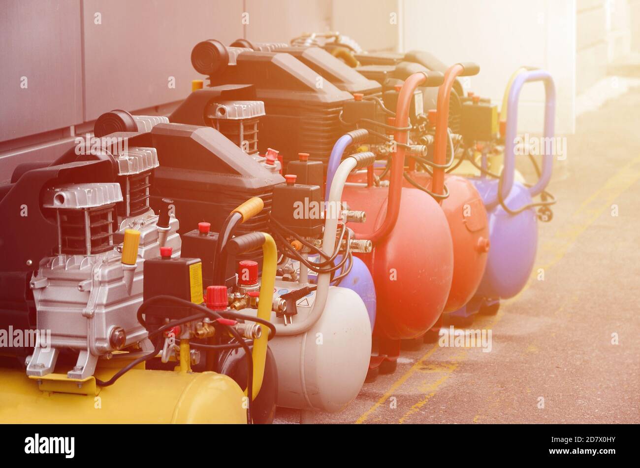 De nombreuses nouvelles pompes à pression de compresseurs d'air sont en gros plan Banque D'Images