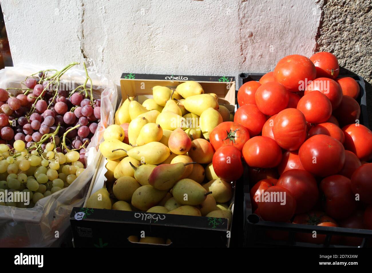 Tomates, raisins et poires dans un magasin de Trujillo (Cáceres, Estrémadure, Espagne). / ANA BORNAY Banque D'Images