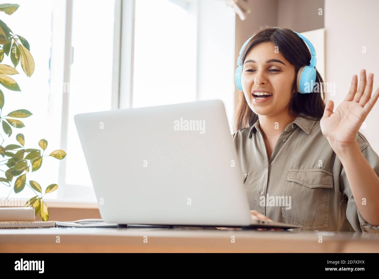 Femme indienne élève porter un casque de vidéoconférence sur ordinateur portable. Banque D'Images
