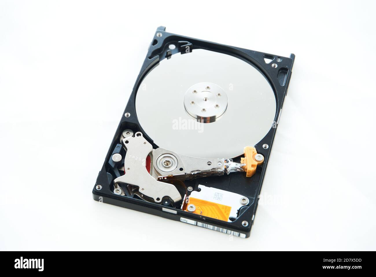 Disque dur de l'ordinateur démonté, isolé sur fond blanc Banque D'Images