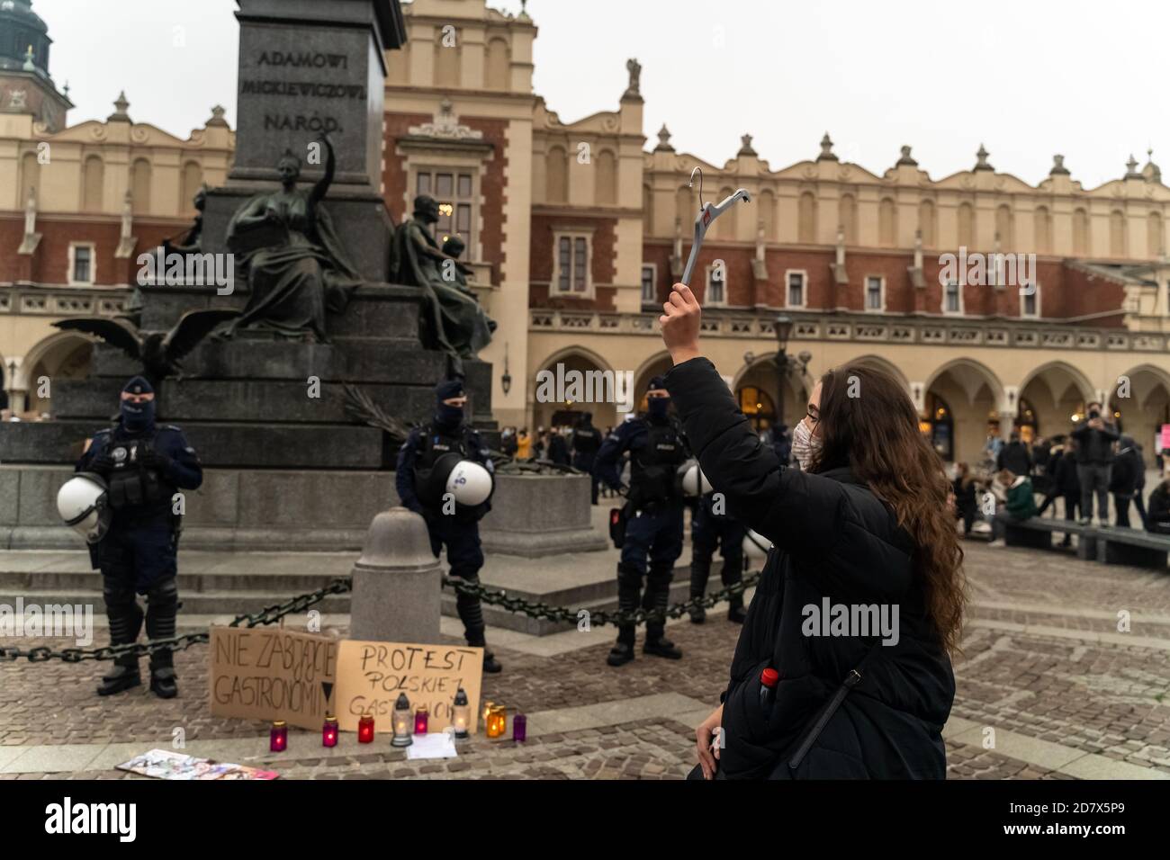 Cracovie, Pologne - 25 octobre 2020: Les Polonais se sont rassemblés en portant un masque pendant une pandémie afin de protester contre une proposition législative pour Banque D'Images