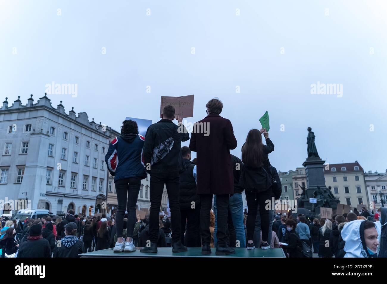 Cracovie, Pologne - 25 octobre 2020: Les Polonais se sont rassemblés en portant un masque pendant une pandémie afin de protester contre une proposition législative pour Banque D'Images