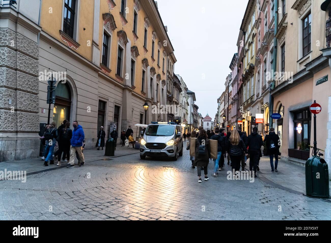 Cracovie, Pologne - 25 octobre 2020: Les Polonais se sont rassemblés en portant un masque pendant une pandémie afin de protester contre une proposition législative pour Banque D'Images