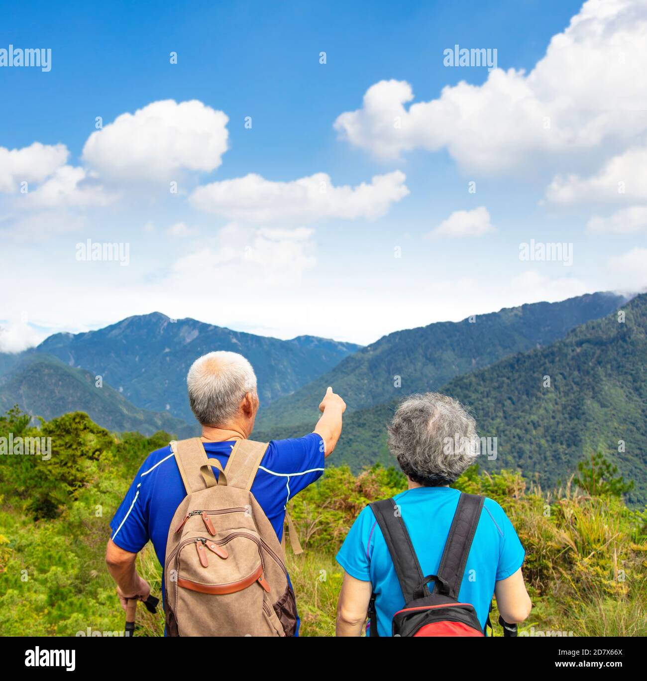 Vue arrière couple Senior randonnée sur la montagne Banque D'Images