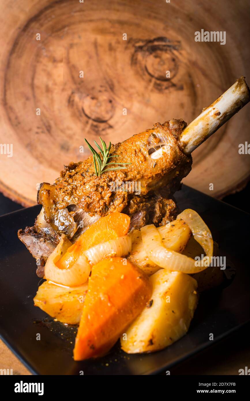 Agneau Kleftiko, un célèbre plat grec lentement cuit au four. Banque D'Images