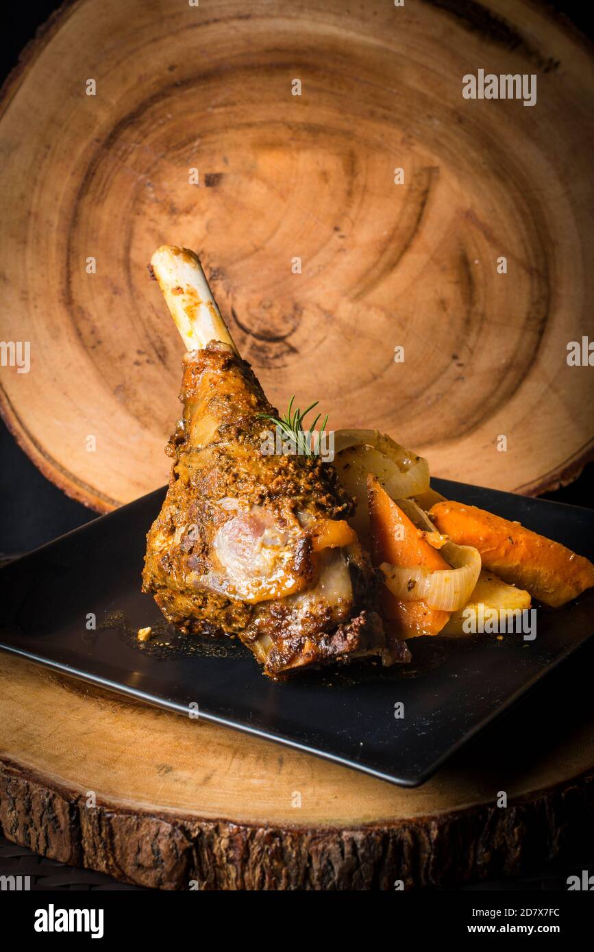 Agneau Kleftiko, un célèbre plat grec lentement cuit au four. Banque D'Images
