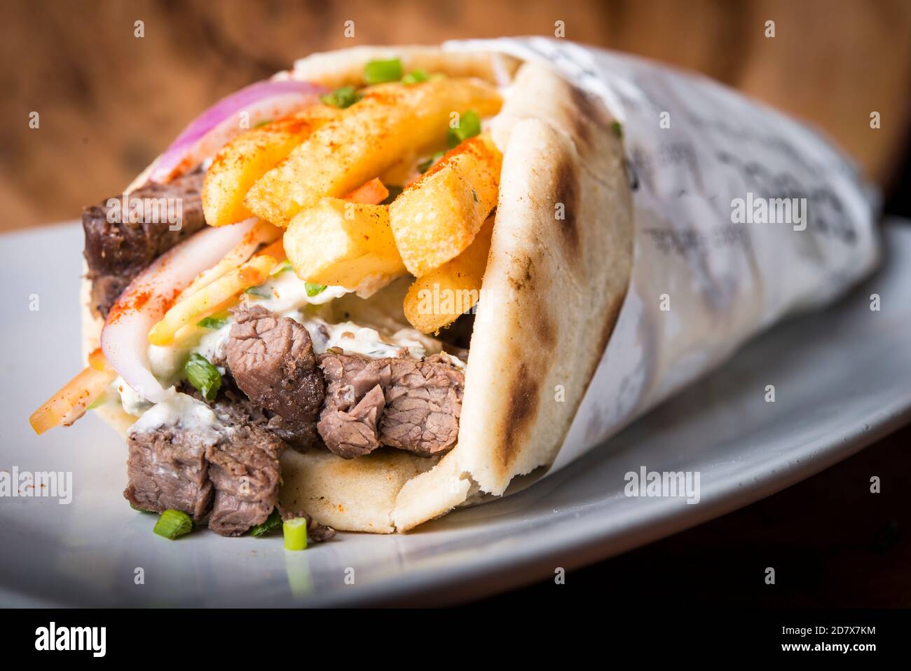 Bœuf gyros style grec envelopper dans du pain pita avec des français frites Banque D'Images