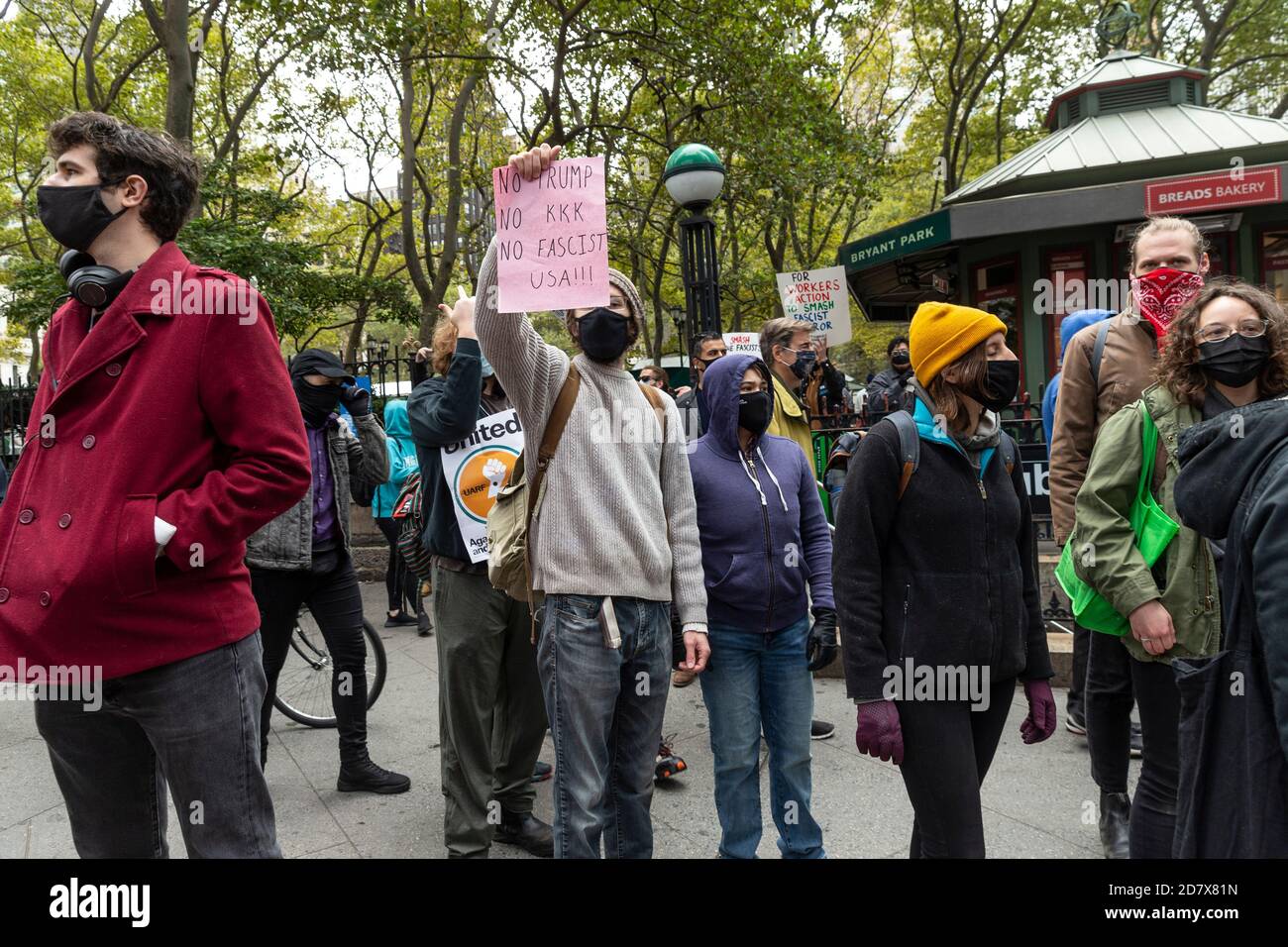 New York, NY - 25 octobre 2020 : les partisans de la réélection du président pro-Trump ont été accueillis par des contre-manifestants dans la 42e rue Banque D'Images