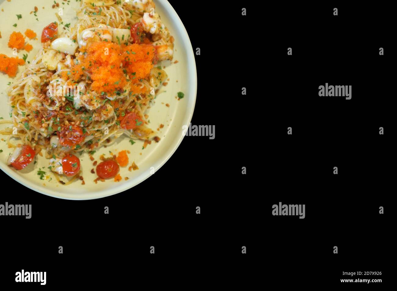 Fusion de style alimentaire, sauce à la crème spaghetti crevettes aux oeufs sur fond noir Banque D'Images