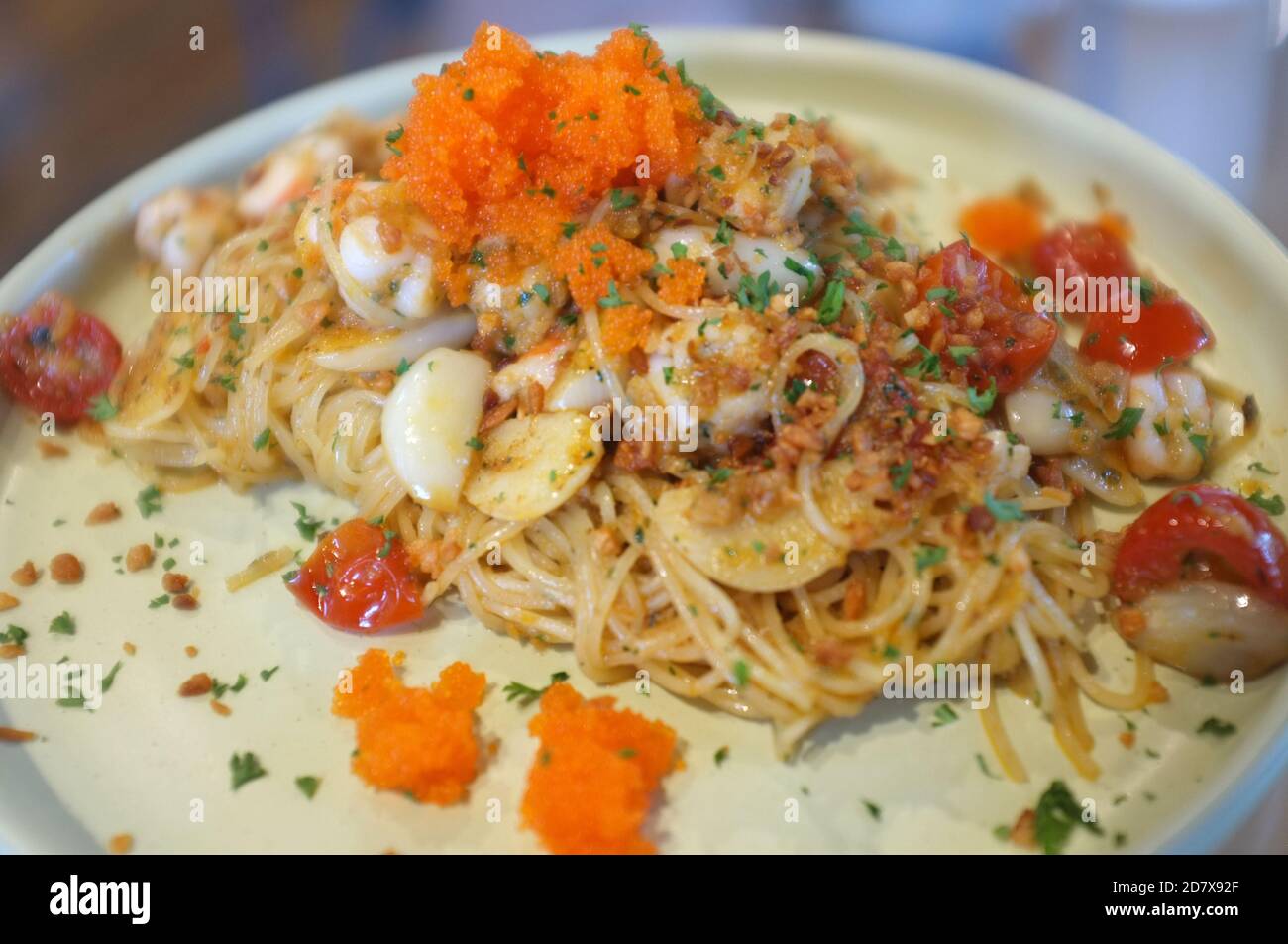 Fusion de style alimentaire, sauce à la crème spaghetti oeuf crevettes Banque D'Images