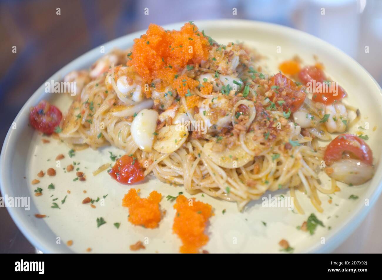 Fusion de style alimentaire, sauce à la crème spaghetti oeuf crevettes Banque D'Images