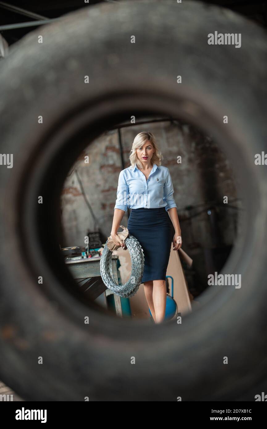 Fille blonde dans une vieille usine effrayante Banque D'Images