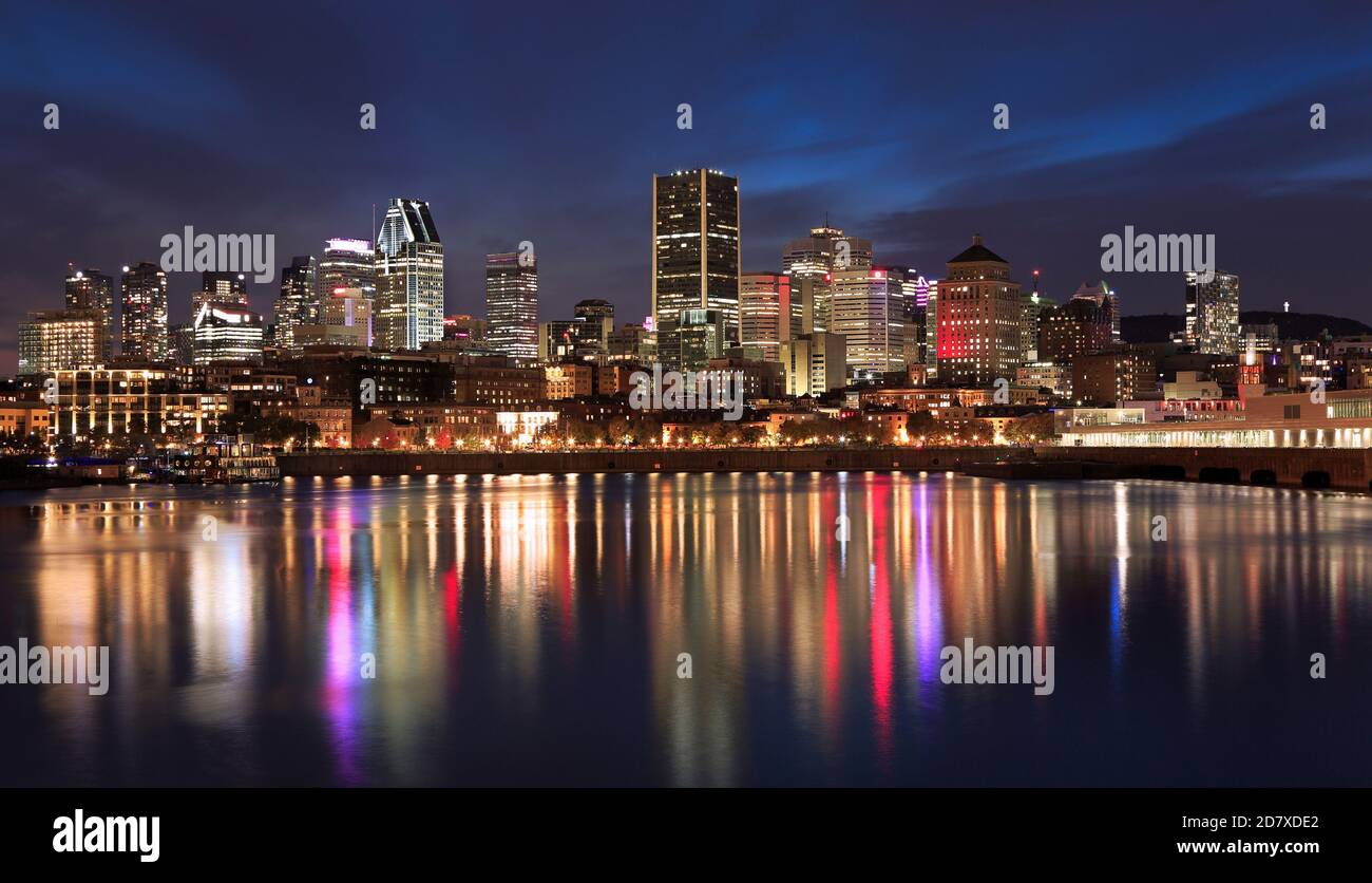 Horizon de Montréal illuminé la nuit avec de belles réflexions dans le fleuve Saint-Laurent, Québec, Canada Banque D'Images