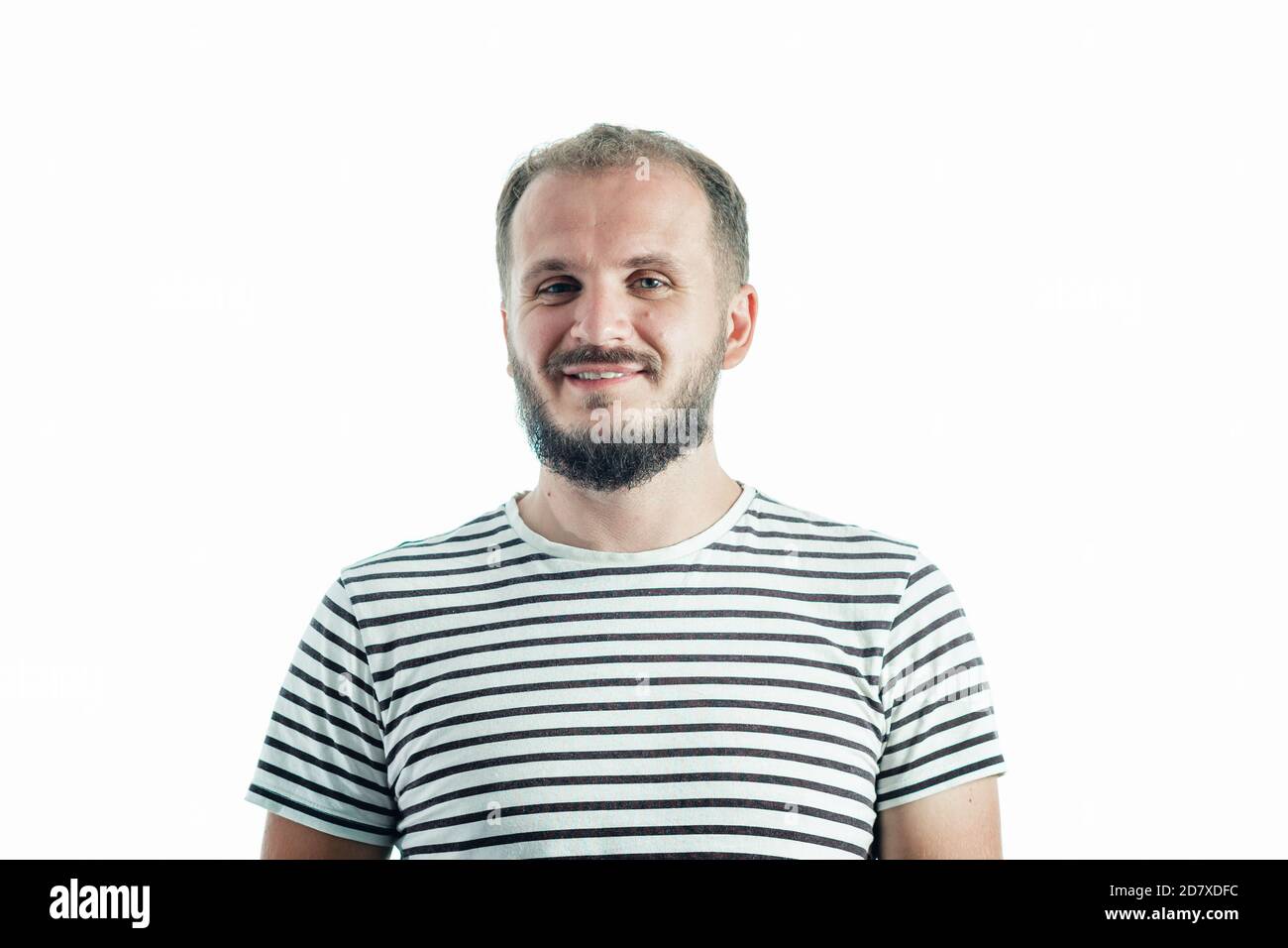 Homme mûr barbu souriant dans un t-shirt à rayures. 30-35 ans. Isolé sur blanc. Banque D'Images