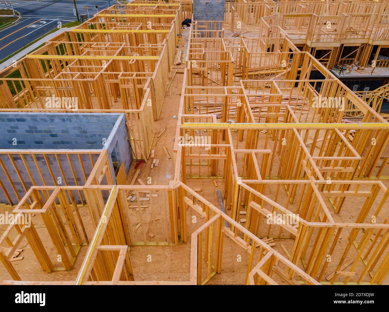 Vue aérienne de la maison inachevée avec construction de la maison en bois développement Banque D'Images
