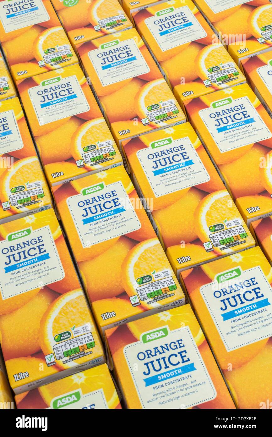 CARTONS de jus D'orange ASDA et étiquetage : indication de la teneur en sucre/glucides. Pour les emballages alimentaires, les étiquettes alimentaires. Apport en vitamine C, 1 de 5, SIG Banque D'Images