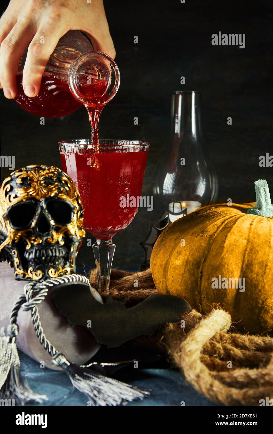 Crâne d'halloween effrayant avec citrouille et vin lors d'une nuit effrayante. Scène Halloween. Banque D'Images