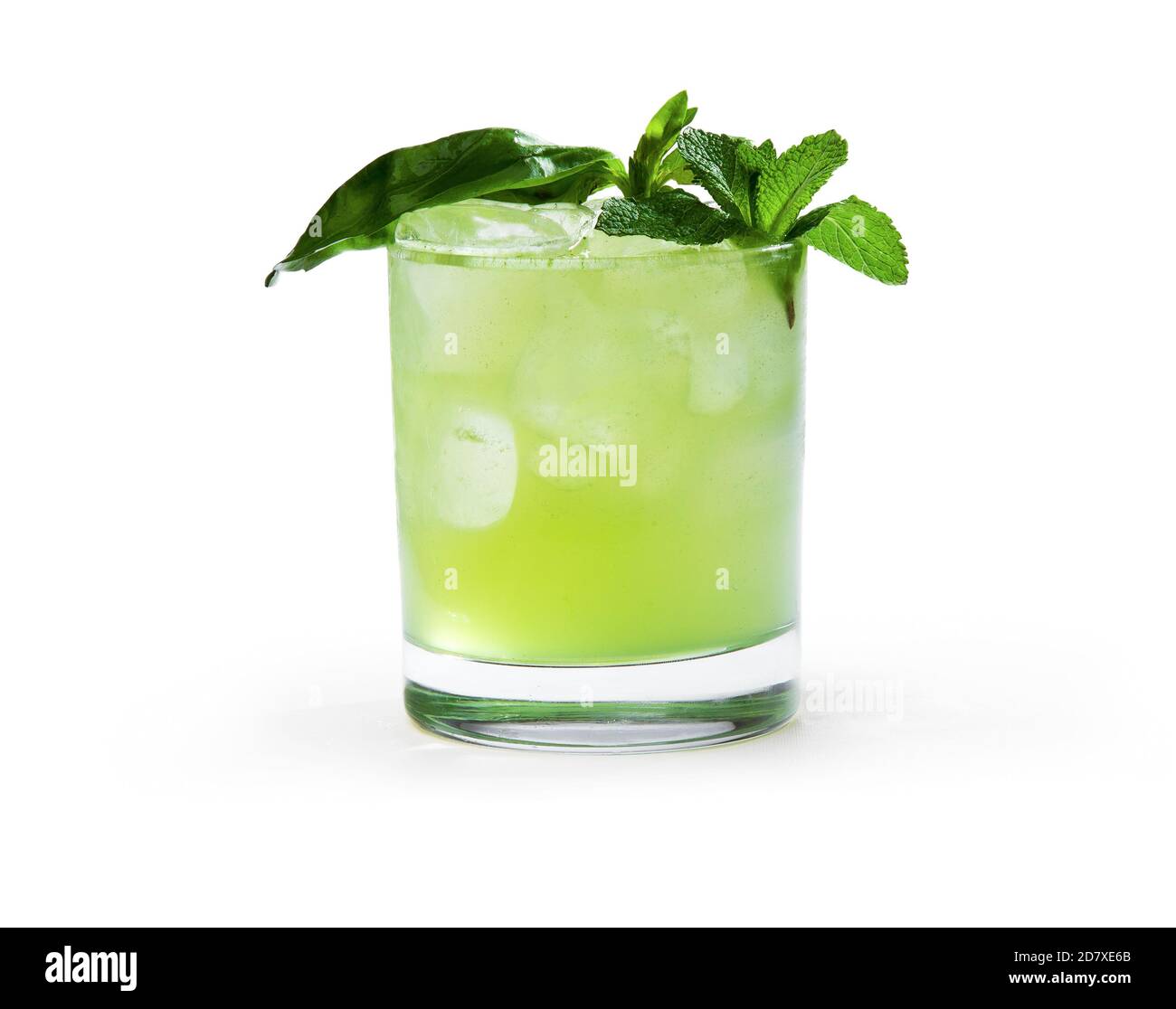 Superbe cocktail avec gin et glace sur fond blanc Banque D'Images