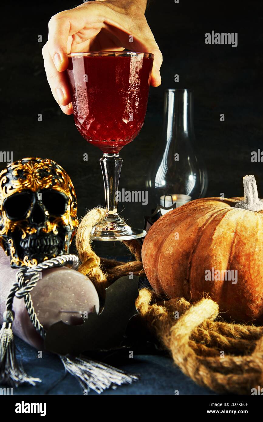 Crâne d'halloween effrayant avec citrouille et vin lors d'une nuit effrayante. Scène Halloween. Banque D'Images