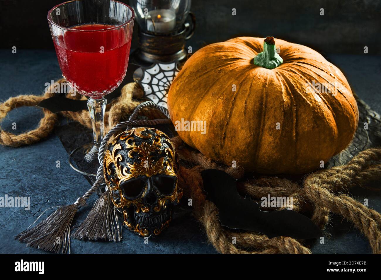 Crâne d'halloween effrayant avec citrouille et vin lors d'une nuit effrayante. Scène Halloween. Banque D'Images