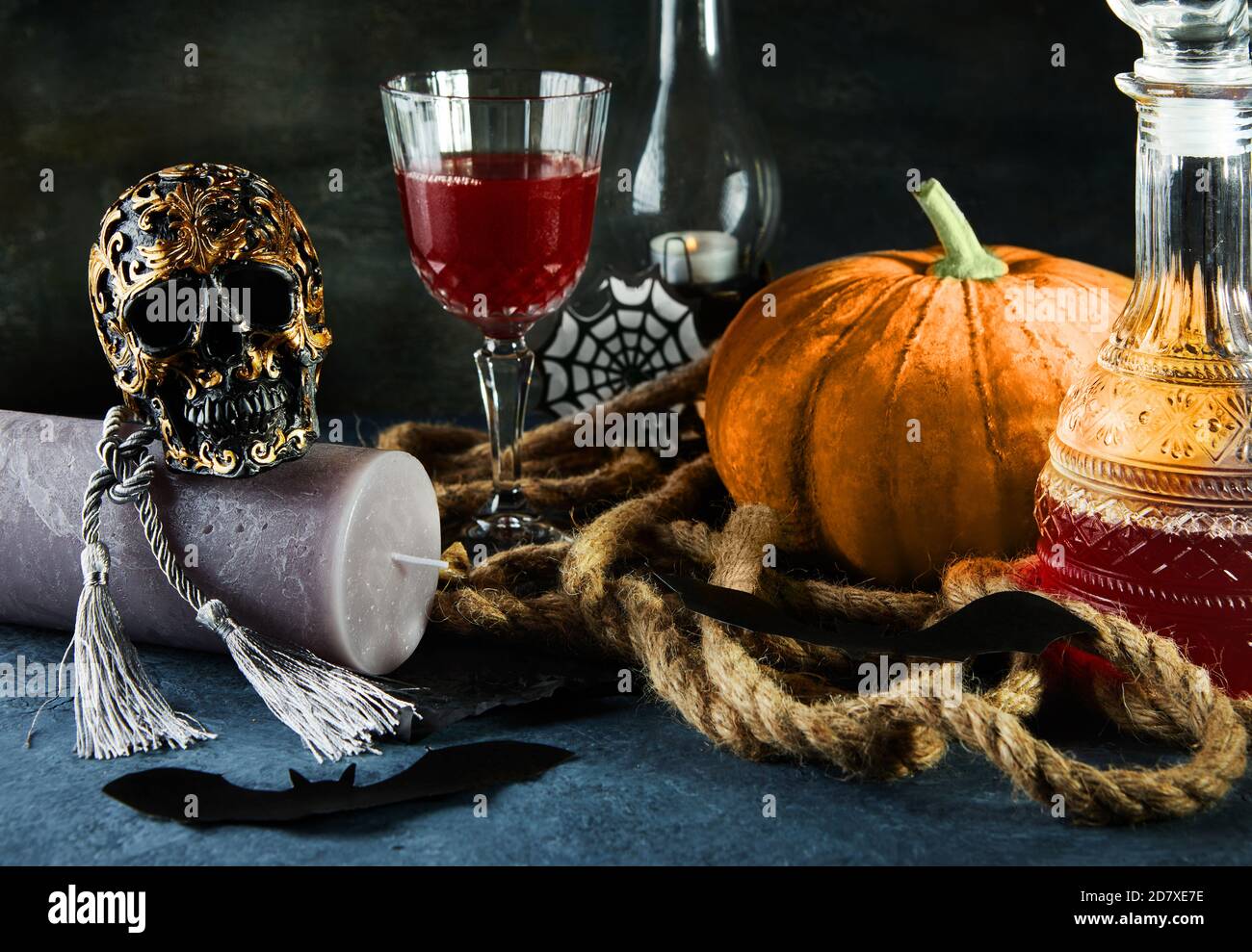 Crâne d'halloween effrayant avec citrouille et vin lors d'une nuit effrayante. Scène Halloween. Banque D'Images