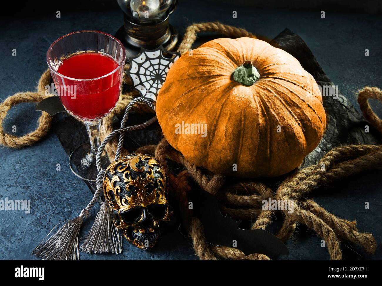 Crâne d'halloween effrayant avec citrouille et vin lors d'une nuit effrayante. Scène Halloween. Banque D'Images