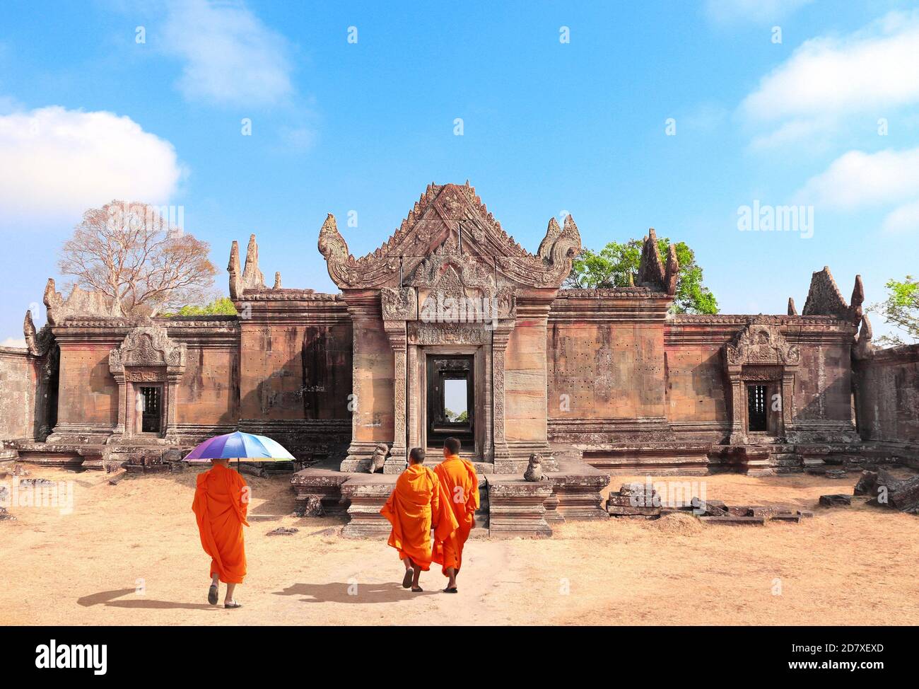 Trois moines bouddhistes vont à Gopura I dans le complexe du temple de Preah Vihear (Prasat Phra Wihan), Cambodge. Patrimoine mondial de l'UNESCO Banque D'Images