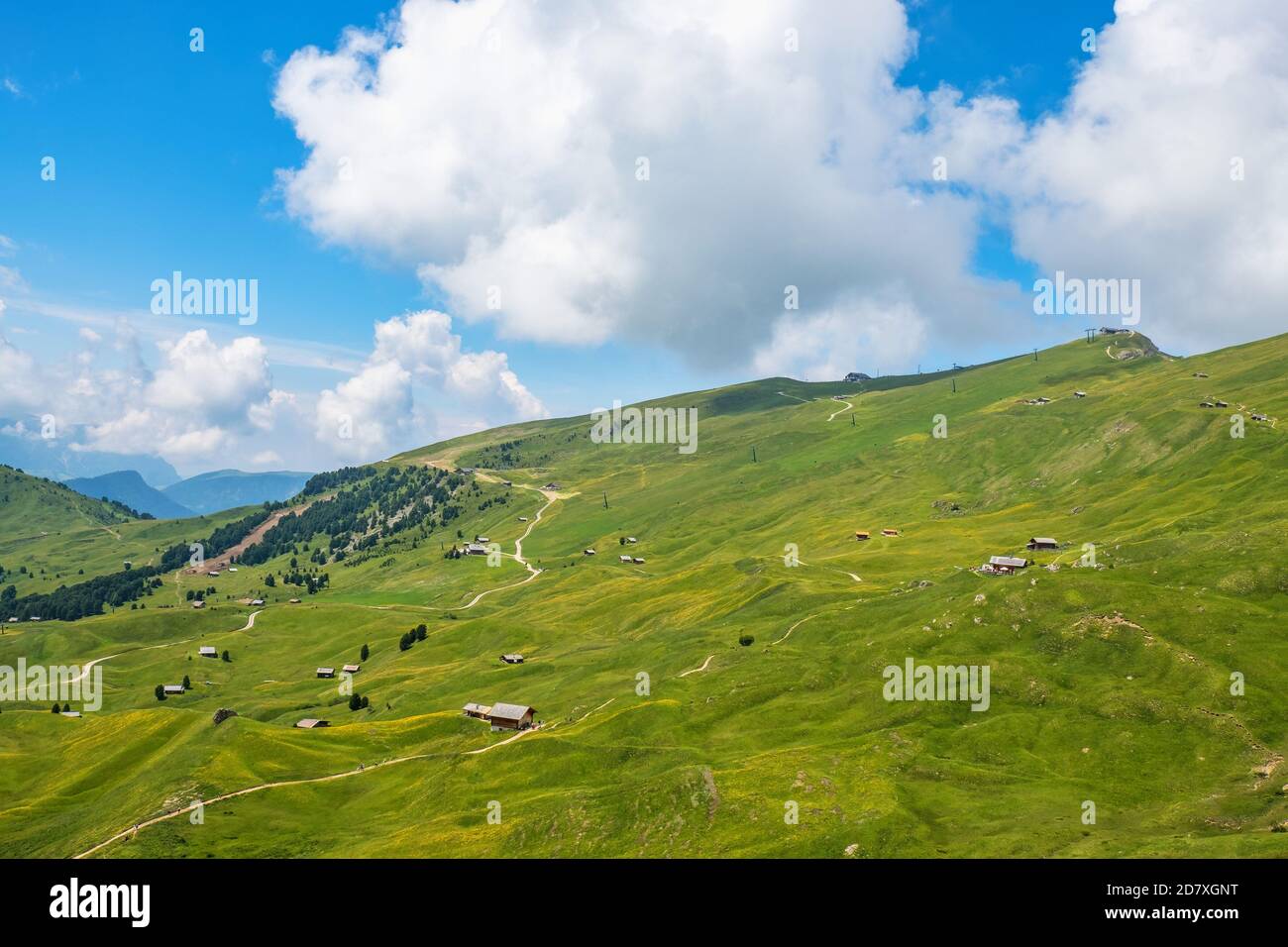 Vue aérienne sur une pente de montagne avec des cottages à Seceda, Val gardena Banque D'Images