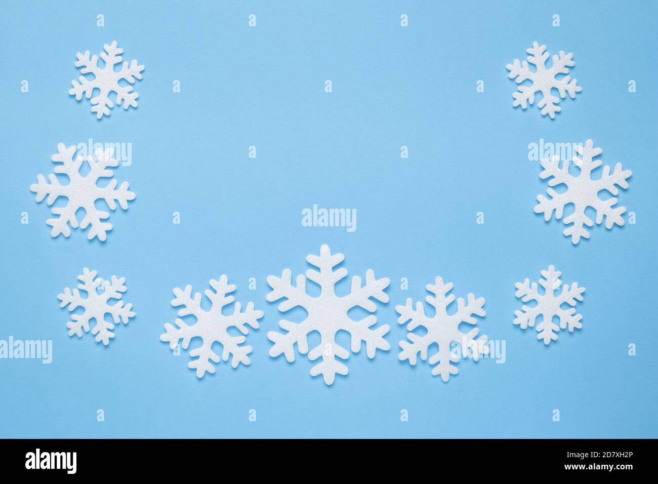 Motif flocons de neige, arrière-plan d'hiver abstrait. Cadre bleu, maquette avec espace de copie, espace vide pour le texte. Artisanat, modèle de Noël. Minimalistes, la Banque D'Images
