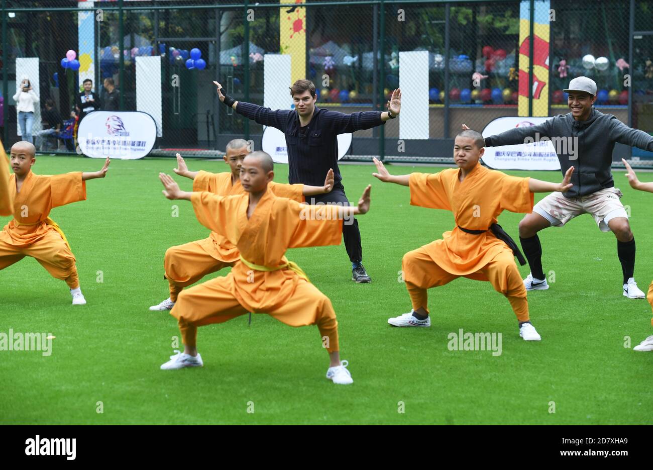 Chongqing, Chine. 25 octobre 2020. Les étrangers apprennent le Kungfu chinois avec les moines guerriers à Chongqing, en Chine, le 25 octobre 2020.(photo de TPG/cnschotos) crédit: TopPhoto/Alamy Live News Banque D'Images