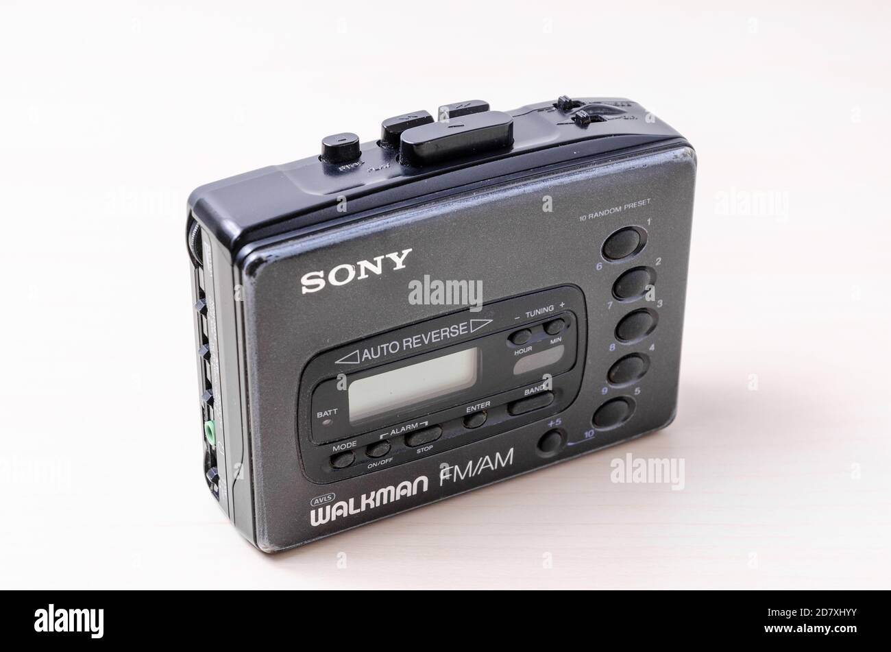 Lecteur de cassettes WALKMAN ® Sony, musique audio compacte, bureau ou  table en bois, pose à plat, studio Photo Stock - Alamy