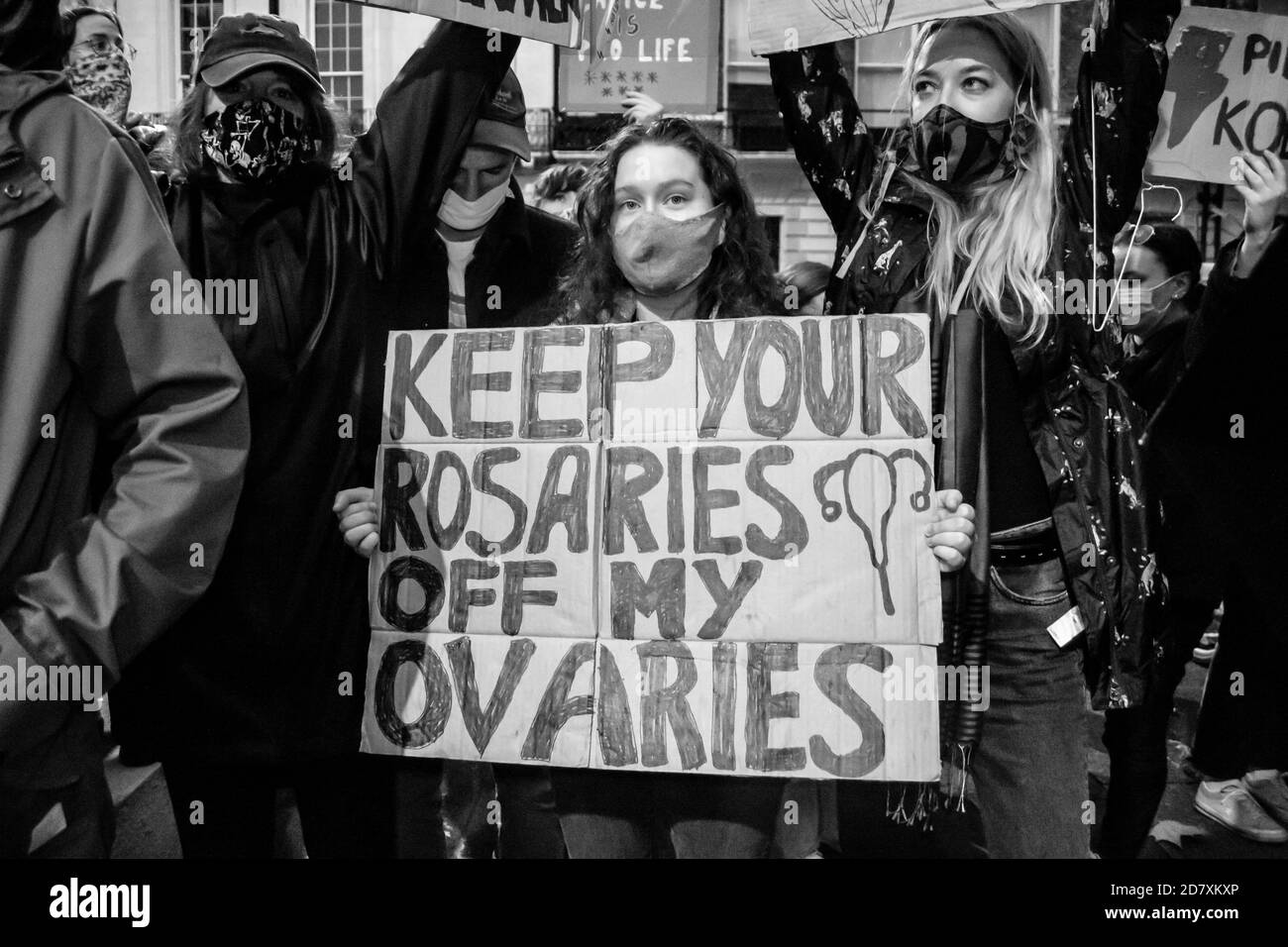LONDRES/ANGLETERRE- 24 octobre 2020: Des manifestants à l'extérieur de l'ambassade de la République de Pologne protestent contre la nouvelle interdiction de l'avortement en Pologne Banque D'Images