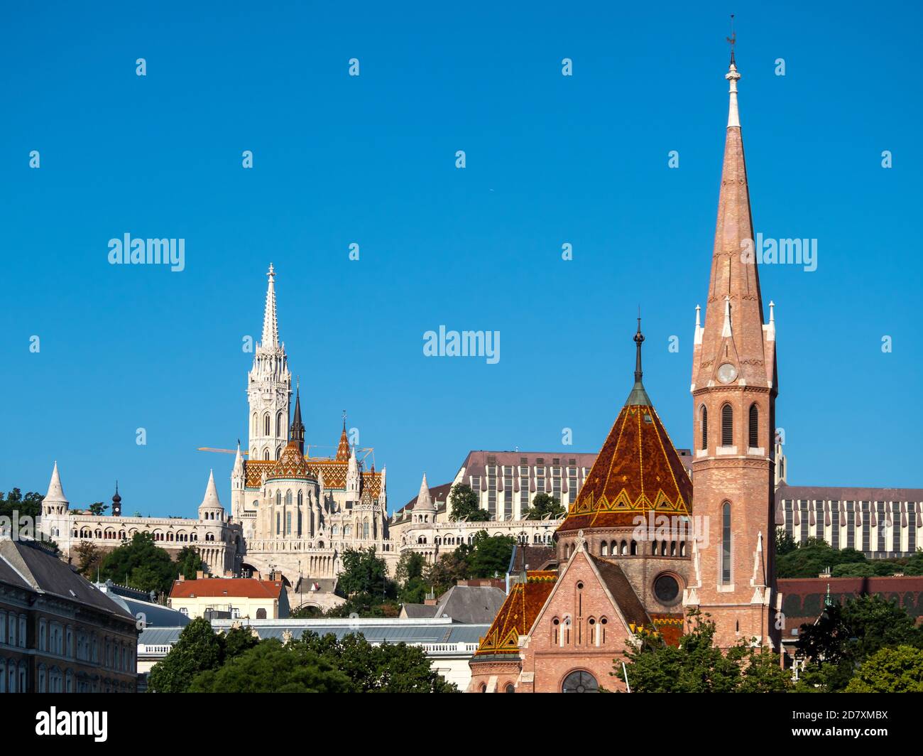BUDAPEST, HONGRIE - 16 JUILLET 2019 : vue d'ensemble de la ville avec les flèches de l'église réformée de la place Szilagyi Dezso et de l'église St Matthias Banque D'Images