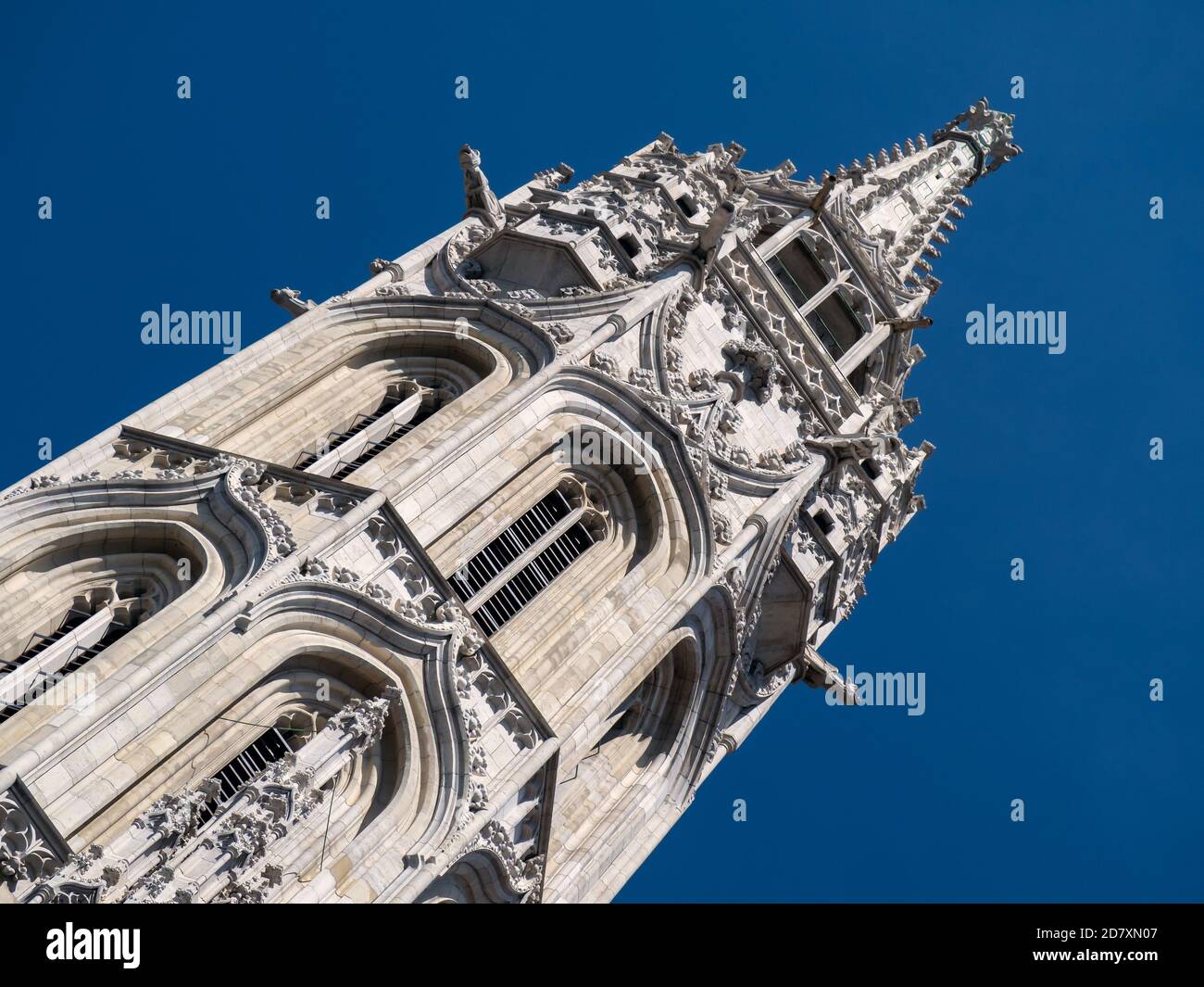 BUDAPEST, HONGRIE - 16 JUILLET 2019 : la flèche de l'église St Matthias sur la colline du château de Buda Banque D'Images