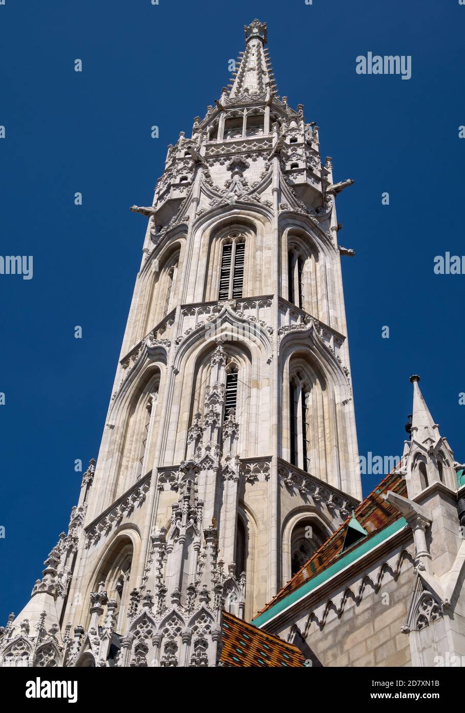 BUDAPEST, HONGRIE - 16 JUILLET 2019 : la flèche de l'église St Matthias sur la colline du château de Buda Banque D'Images