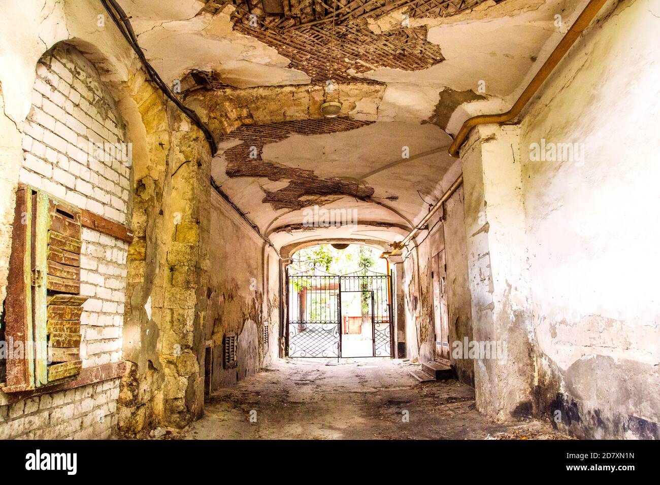 image d'une maison en ruines avec un passage et une porte Banque D'Images