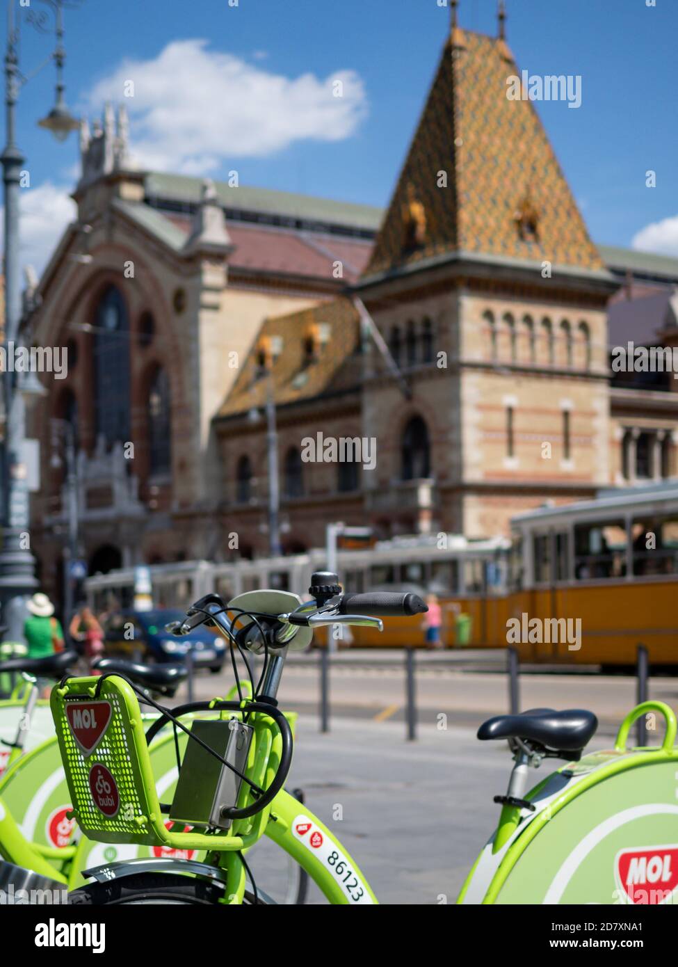 BUDAPEST, HONGRIE - 16 JUILLET 2019 : station de partage de vélos Bubi avec vue imprenable sur le bâtiment du Grand Market Hall en arrière-plan Banque D'Images