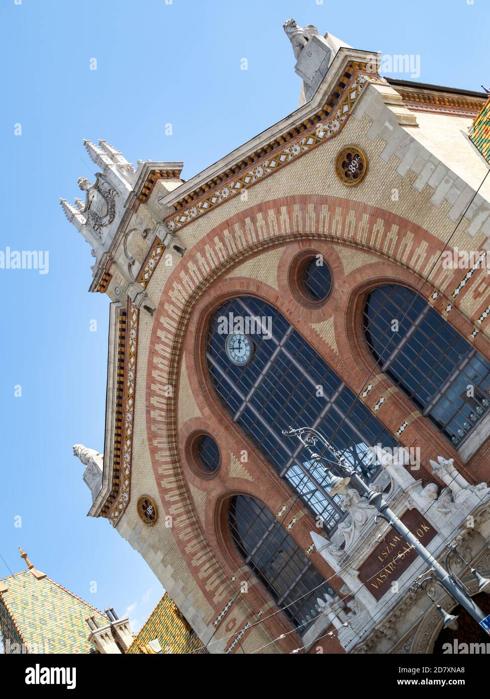 BUDAPEST, HONGRIE - 16 JUILLET 2019 : fenêtre ouvragée dans le bâtiment du Grand Market Hall Banque D'Images