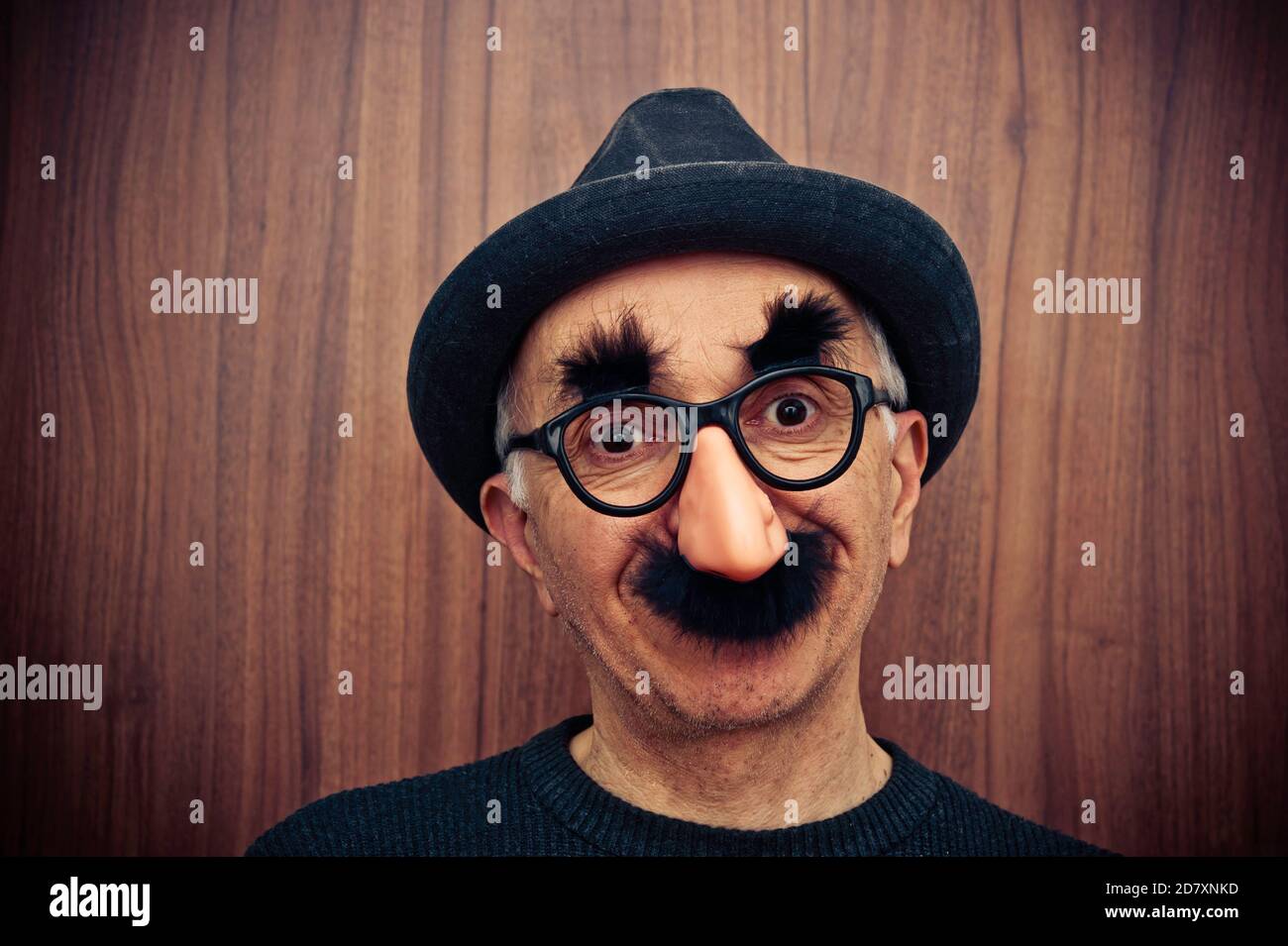 homme avec chapeau trilby et masque amusant avec faux moustaches, lunettes  et un gros nez Photo Stock - Alamy