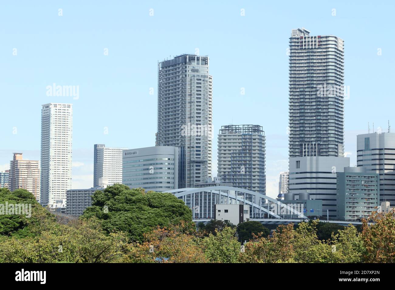 Vue d'ensemble des jardins de Hamarikyu (japonais : Hama-rikyu onshi teien) dans le quartier de Chuo, Toyko, Japon Banque D'Images